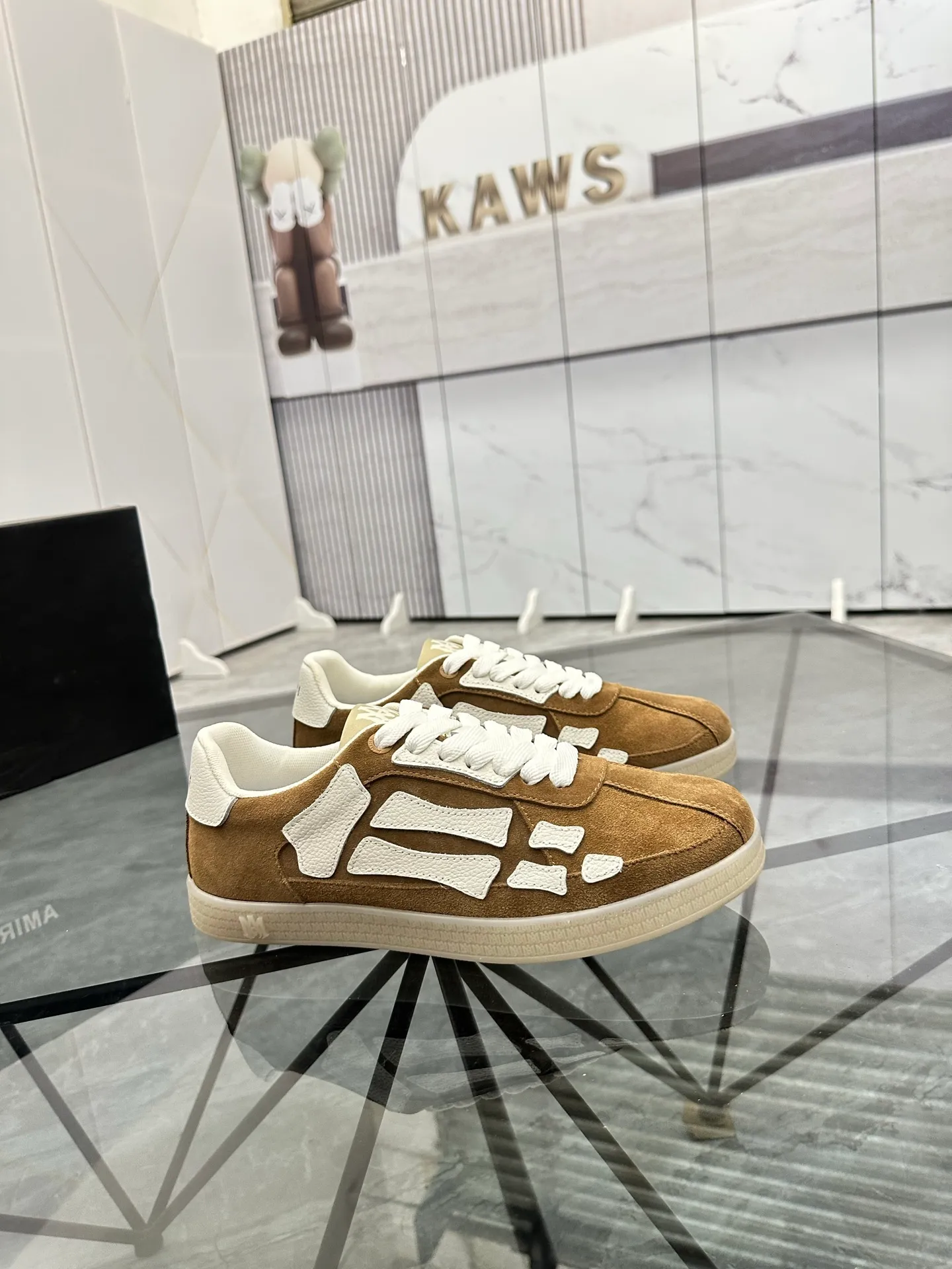 Men's shoes: 💰P420¥ Product trademark: AMIRI* "Amir*" low-top casual shoes Regular size: 38-45 (can be customized to 46) Product material: imported nubuck leather upper, breathable lining, original outsole. Number: 001